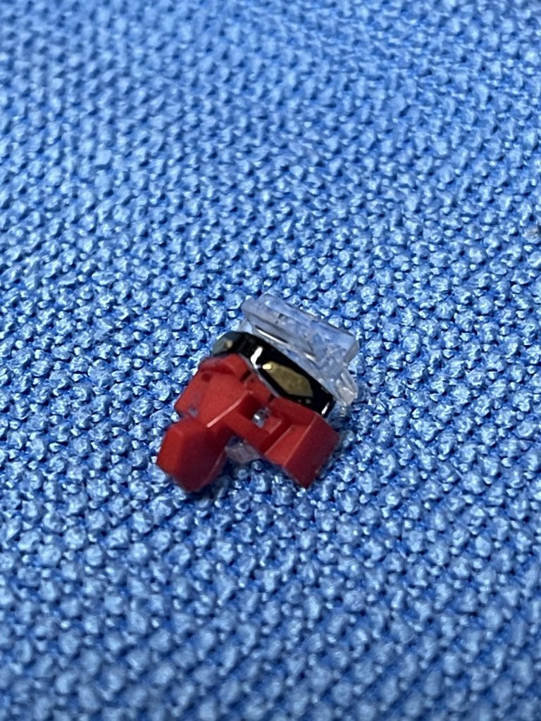 目はマーカーのブラックの上からイエローではなくゴールドを塗って落ち着いた感じにしています。