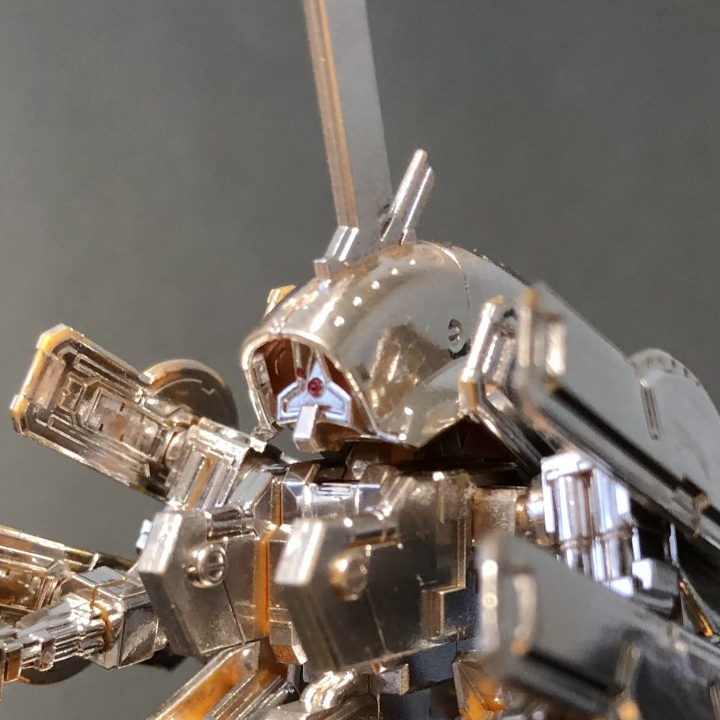 モノアイには0.5カラットの木星産 天然ルビーを使用🔮