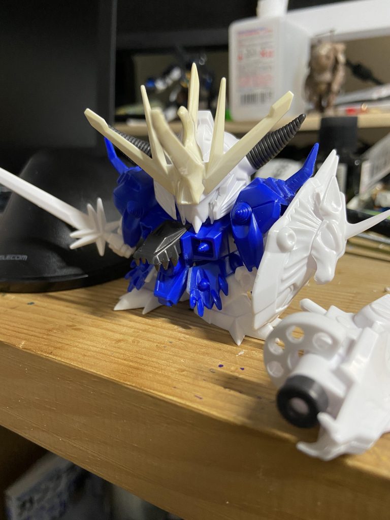 メッキ落としてツノを起こすように取り付け角度変更！腰アーマーの角度変更、幅増し！首の位置変更！フェイス調整！