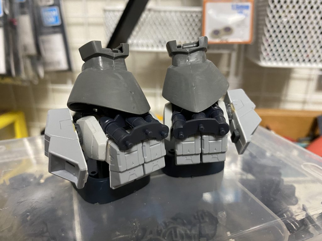 こんな感じ。いつも通りゲルググ脚部をノコギリで落とし、パテで整形。あとはジャンクでボリュームアップ。