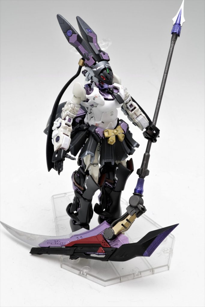 武器はできるだけアストレイのパーツで構成しようとマガノイクタチの先端と、トリケロス改を改造して大きな鎌を作りました。