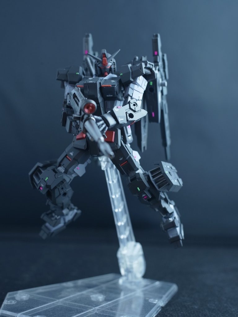 両キット共に可動範囲が広いので、ガシガシ動かして遊ぶにはちょうど良いですね。