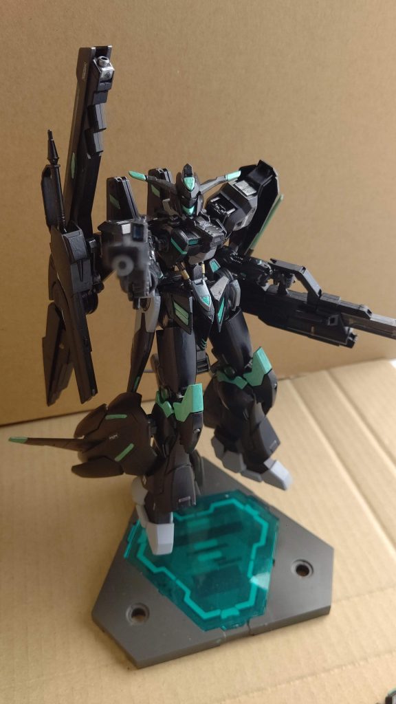 ビームライフルはジャンクパーツとプラ棒で自作、それっぽいのができています(ベースはビルドファイターズトライのパワードジムカーディガンのビームマシンガンです)