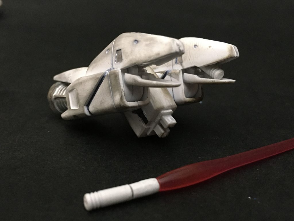 バックパック のビームサーベルはラックを0.6mm延長して柄が入るようにしています。