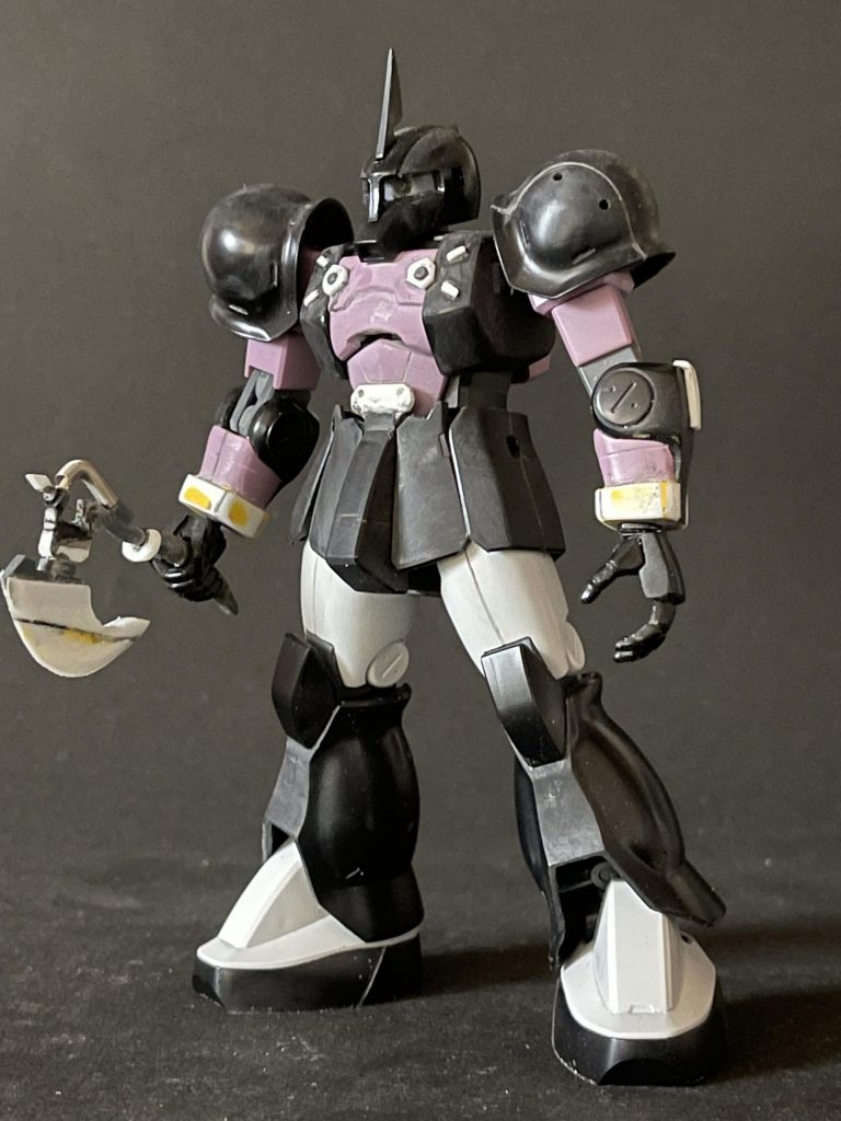 前腕部は接続部を切り欠いて後ハメ加工しました。大腿部はディテールをあえて追加せず、合わせ目を段落ちモールドにし、塗装後に挟み込む方法をとりました。