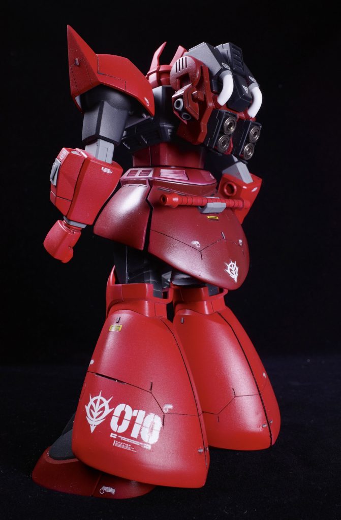 一番改造したのは、ランドセル、リアスカートとふくらはぎアーマー、内部のバーニア類。ボリュームを出すためプラ材を貼って延長しました。