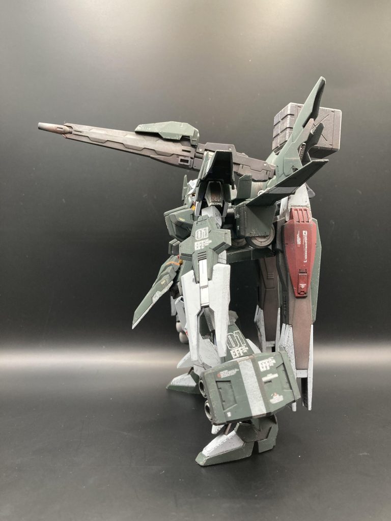 左横 デカールワークにはかなり配置と種類にこだわり地球連邦軍のエース機を表現。ふくらはぎとシールド、ビームコンテナのデカールはオリジン汎用を流用。ちょうどのタイミングでAGEデカールと合わせて購入できて良かった。デカールのダメージ表現はデザインナイフとスポンジチッピングを重ねて艶消しをしっかり吹き付け。