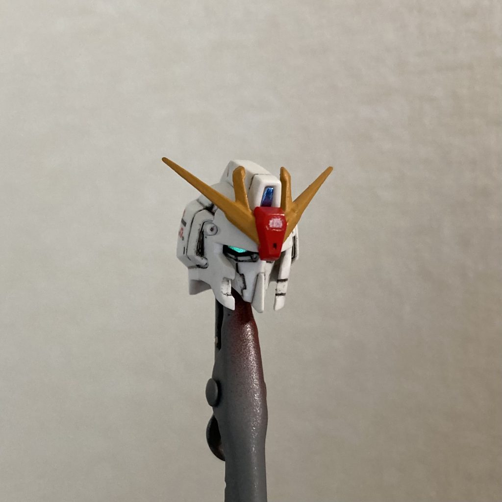 顔もキットのままではツインアイが見えすぎなのと、マスク部が間延びしてたのでそこを加工して自分好みのイケメンフェイスにしました。もう少しシャクレ顔になるはずだったのですが、接着する時に品のいいお顔になったのは想定外でした。ツインアイはガンダムマーカーのルミナスメタグリーンで、周りは水性ホビーカラーのつや消しブラックで塗りました。いい感じに光ります！青の一部パーツはコバルトブルーの筆塗りで、赤の一部パーツはモンザレッドスプレー、黄色のパーツはシタデル筆塗りで、それ以外は成型色です。水転写デカールは前回のジェガンで挑戦してみたのですが、見事に失敗してしまい怖くなってテトロンシールばかり貼りました。今回はリベンジし数枚失敗はしましたが、何とか100枚貼りました！Zガンダム自体作るのは初めてでしたが、自分好みのめっちゃカッコいいものができたと自己満足に浸っています笑楽しみながらたくさん勉強できました！最後までご覧頂きありがとうございました😊