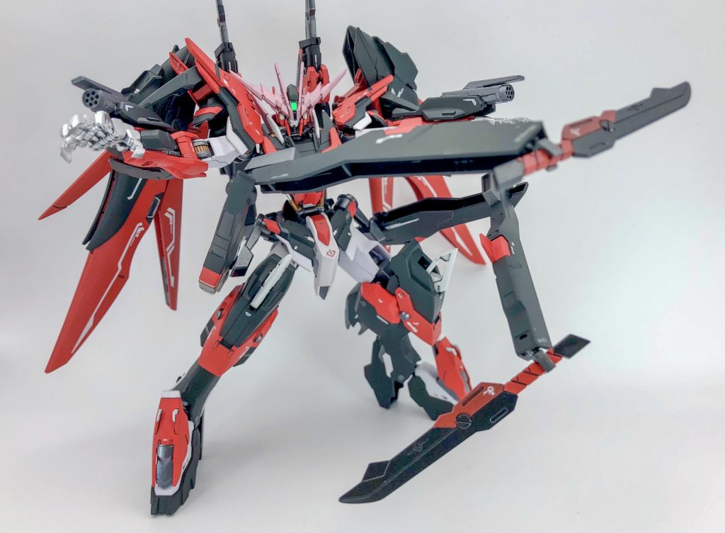 ・《サイドアーマー/サブアーム》腰部のサブアームはスラスターを拡張し、機動時の姿勢制御などに用いられる原型機同様アーマー内に左右一対、仕込まれたナイフを手に構えての攻撃。あるいはサブアームで展開し近接戦闘補助を行えるが、刀身がスラスターの余剰熱で加熱されており溶断するため以前より威力が上がっている