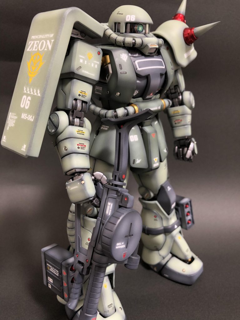 胸部や足先などの外装はジオン系グレーやファントムグレー、ミッドナイトブルーを軸に使い、ニュートラルグレーやホワイトを混ぜてハイライトを入れています😁内部フレームはフレームメタリック、クロームシルバー、スターブライトゴールドを使い塗り分けましたが、外装で隠れてしまいました🤣