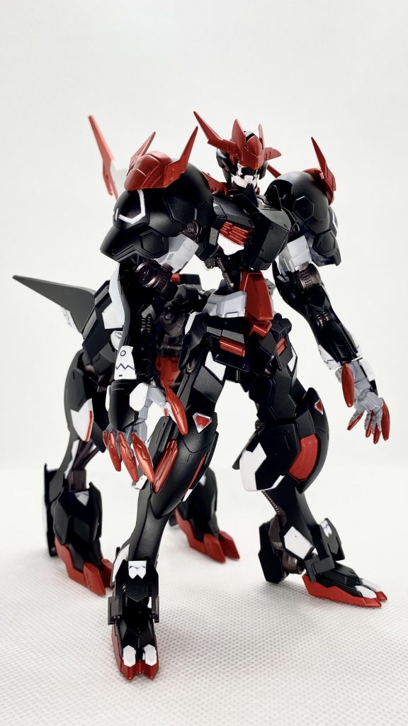 正面。真っ黒に塗装したが、逆にバルバタウロス手に入れたら真っ白に塗りたい。