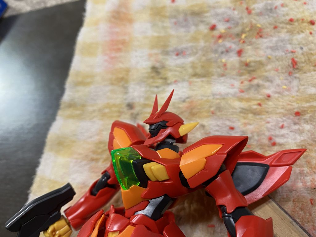 頭部はキットのままだと丸っこいので、アンテナと顎は削り込み、ヘルメット先端と耳の先端にはランナーの切れ端を貼って削りシャープ化しています