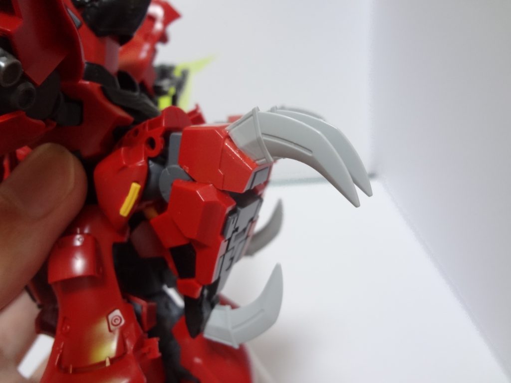 特殊合金製の爪はガンダリウム合金でさえ引き裂く強度を誇る。また握力もすさまじく、通常MS程度ならばコックピットごと握りつぶせるほどである。こちらも取り外しが可能で、ダイバーアヤメの足部と換装する事が可能。