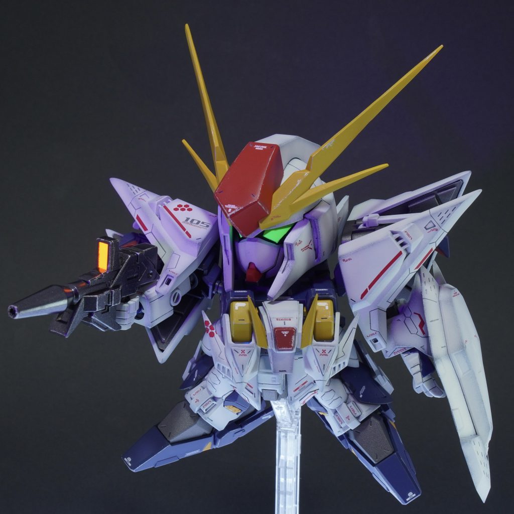 ツインアイとビームライフルのセンサー部は蛍光塗料なので、UVライトで発行します。