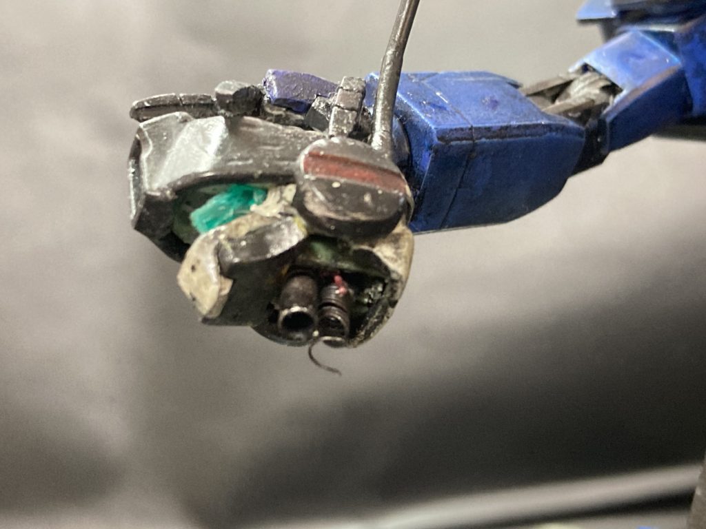 掴まれてる頭です。掴むため平手の指を一度切って貼り付ける作業がとても大変ですね。ポロポロ取れて指がどっか行くんですよ。