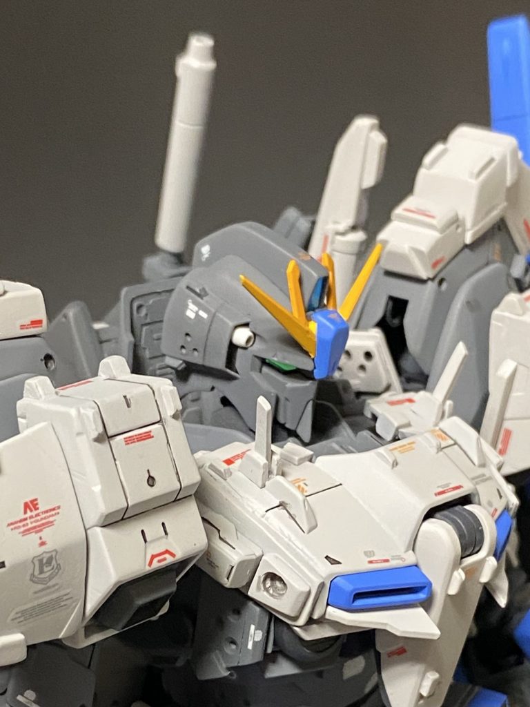 頭部胸周りアップ 実際フレームはZガンダムでは無いのだがZ系の予備パーツを使って建造されたため胸周りはZガンダムの意匠が大きく残っている。