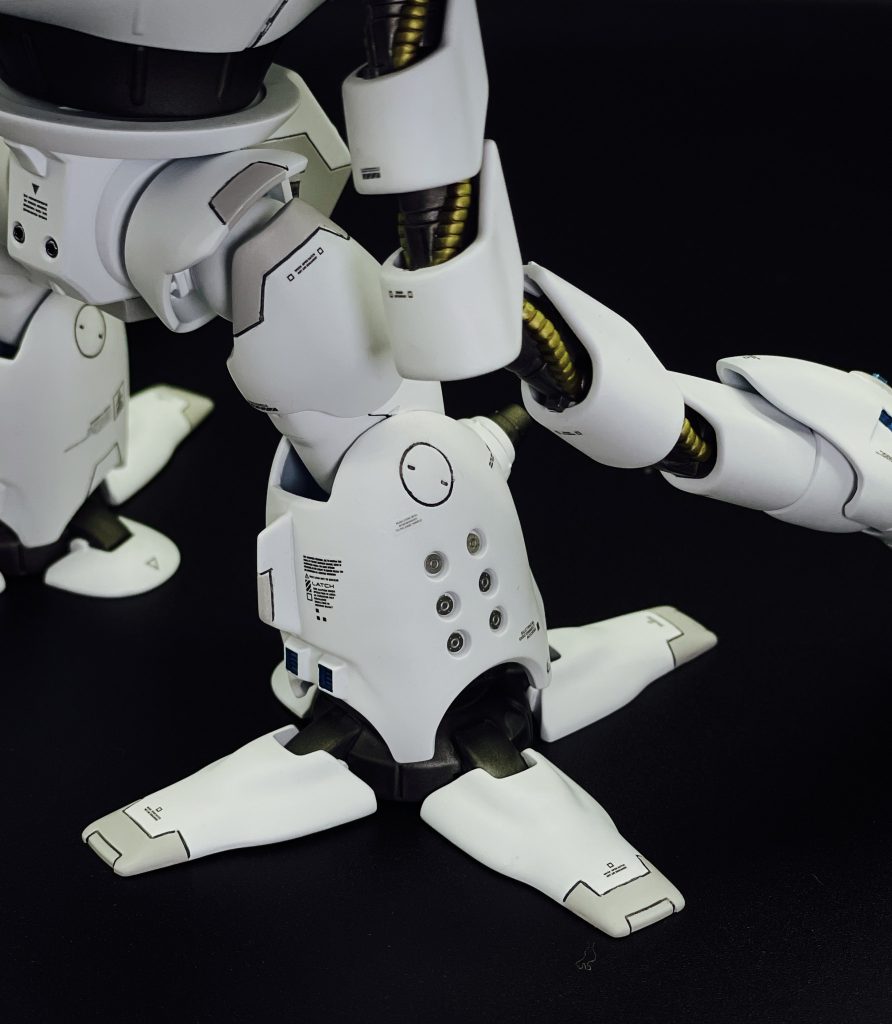 脚部分はキットがシンプルなので前面にMSスパイクを貼り付け、後面にはバーニア追加しました。サイドの円モールドにはエッチングパーツを採用