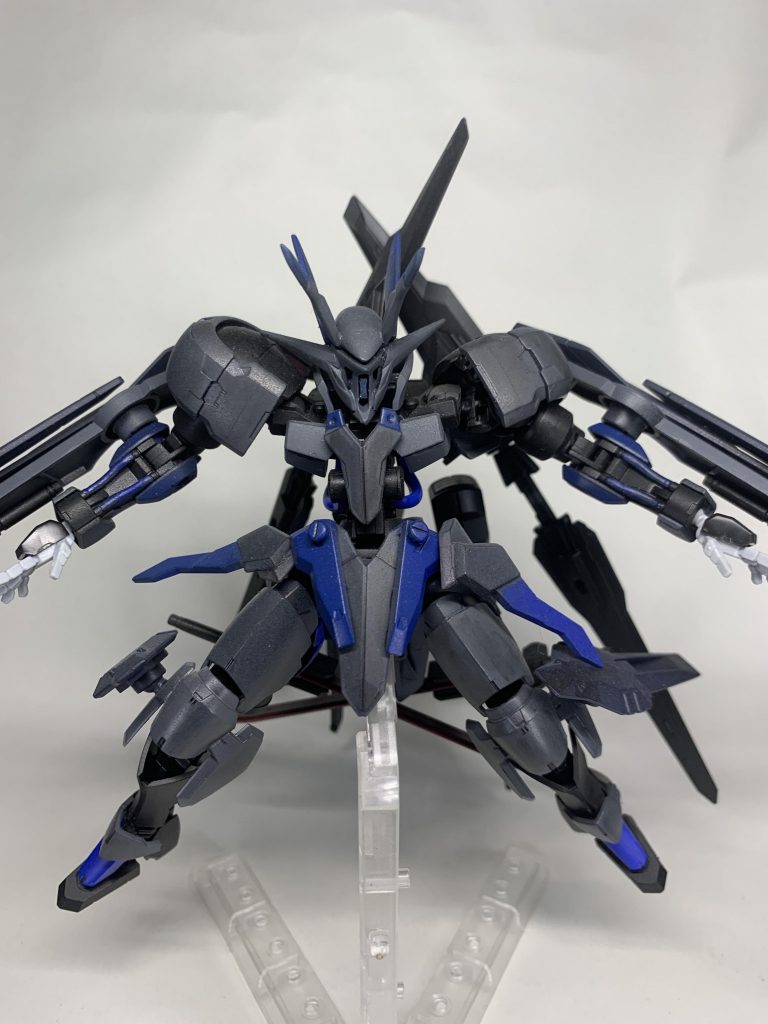 以下、設定を記載しますＧＢＮで活動している少数フォース｢カプロス｣のリーダーが搭乗する機体高機動、近接特化を至高としてカスタムチューンされている脚部スラスターは可動範囲も広く、よりアクロバティックな動きが可能しかし、機動力優先の為装甲を削り機体を軽くしているこにより防御面では耐久性は一般よりも低いヴァルキュリアフレーム自体はそのままに、武装をただ追加しているだけのツギハギな仕様だが、機動力及び近接特化のコンセンプトにかなり近づけている。ガンプラ始めて初めてのオリジナル機体であり、思い出深い作品でもあります本当はブリューゲルシュベルトの展開やバインダーソードの展開した写真を載せたかったのですが何分古い物なので、持ち手や掌の部品が紛失している為この上の写真のみとなります追記  過去写真をいくつかアップしておきます