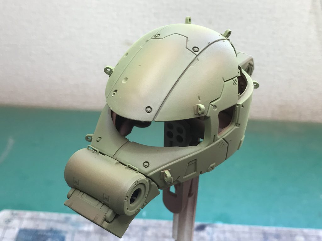 剥がしやすくするためタミヤアクリル(NATOグリーン)を下地が見える位に薄く塗装