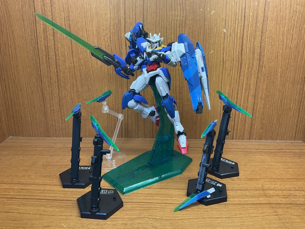 ソードビット展開。ビットA、Bの一部をスカイブルーで塗装。Hi-νガンダムのシールドの塗装をイメージした。左肩部のシールドクロ―も同様の塗装を施した。ビットを収納するといい感じに模様が繋がった。