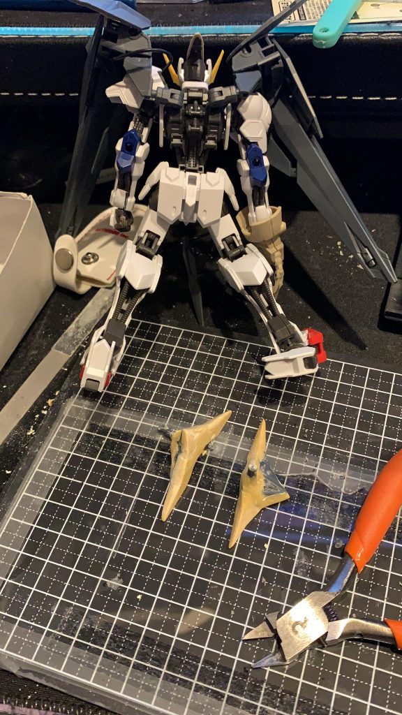 エポパテで左右同じパーツを作ろうとして挫折。プラ板で大まかな形を作ってからやるべきですね。