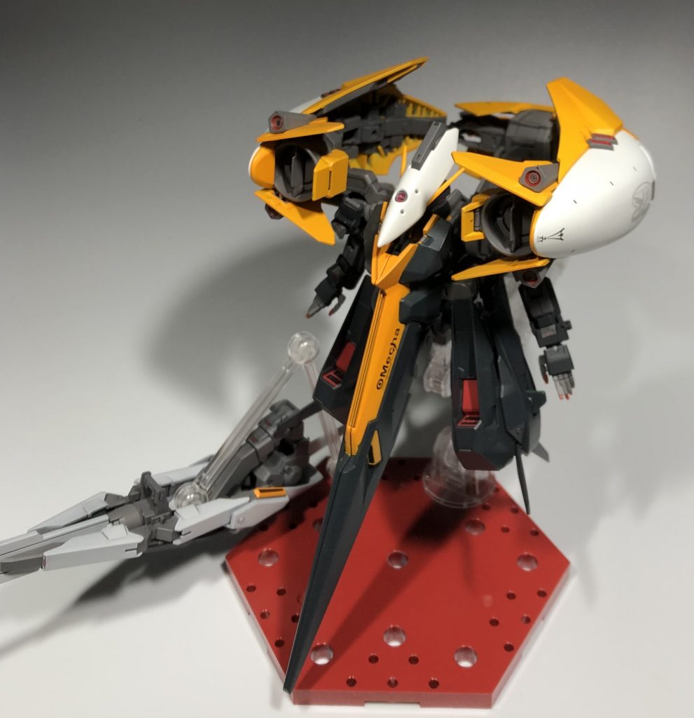 上体を起こし、バインダーを前方で接続、肩バインダーを180度回転させ、腕部を展開します。