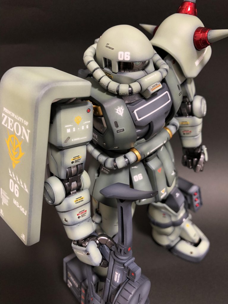 凹モールドを開口してメタルパーツを埋めました✨一部のモールドにはエナメルの赤をチョン付けしたりしてレッドポイントを入れています😁グリーンの中で少し赤を使ったり、メタリックを入れる事で引き締まったイメージになり、アクセントにもなったかと感じます。