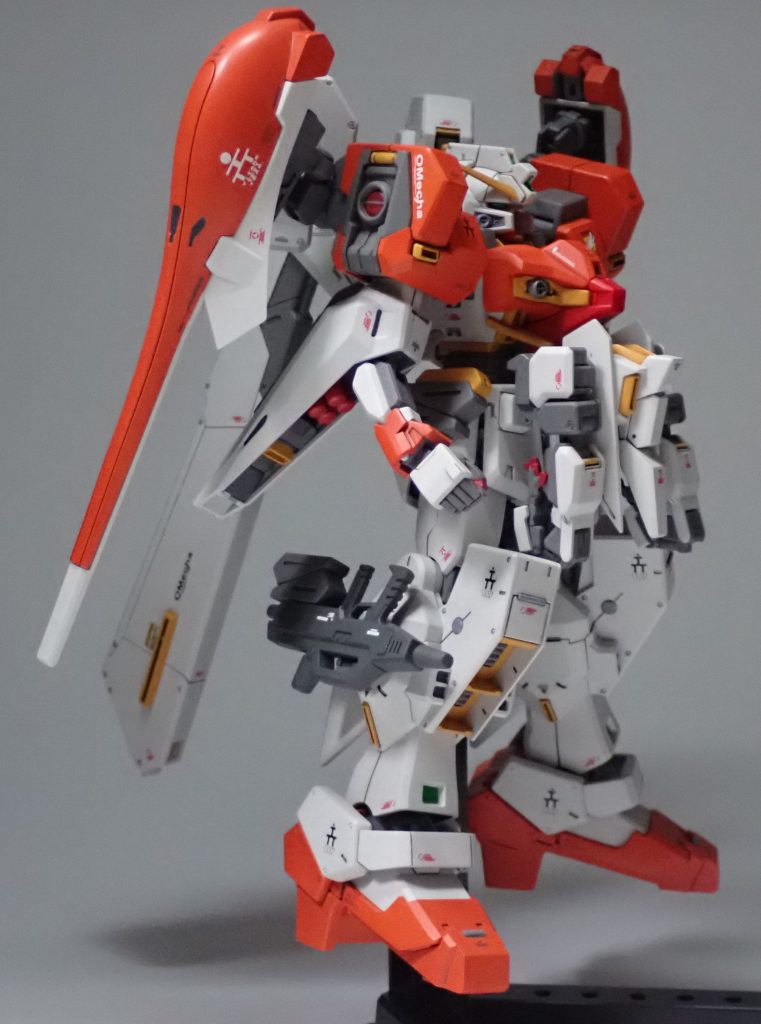 前腕はTR-6のものに変更しています。腰部サブアームはキット付属のものではなく、TR-6の腕を改造したものです。(この時点でTR-6二体使用…)部品差し替えで展開状態に出来ます。脚部にビームライフルを固定しています。(腰サイドアーマーにEパックを取り付けたいがため)