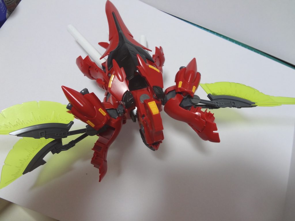 翼のダブルビームウィングは高速力と高旋回を両立する。同時に自身の武器にもなっており、ブースター加速からの超高速で打ち付けられるウィングスラッシュはあらゆる物理装甲、ビームバリアを両断する。旋回能力は大幅に減少してしまうがウィングを取り外し、改造ダイバーアヤメの武器として換装する事も可能。