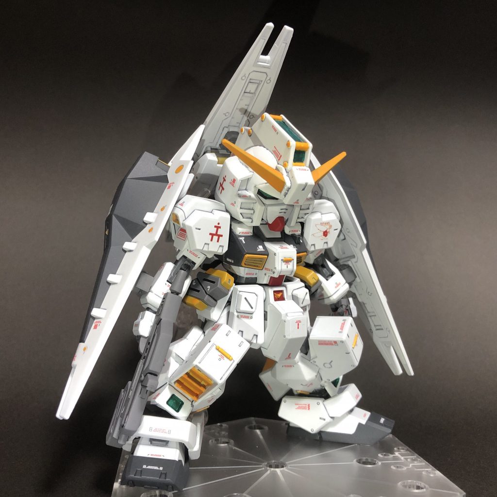 シールドが大きめなのでポーズをとるのが大変です…素立ちが1番かっこいいと思います!