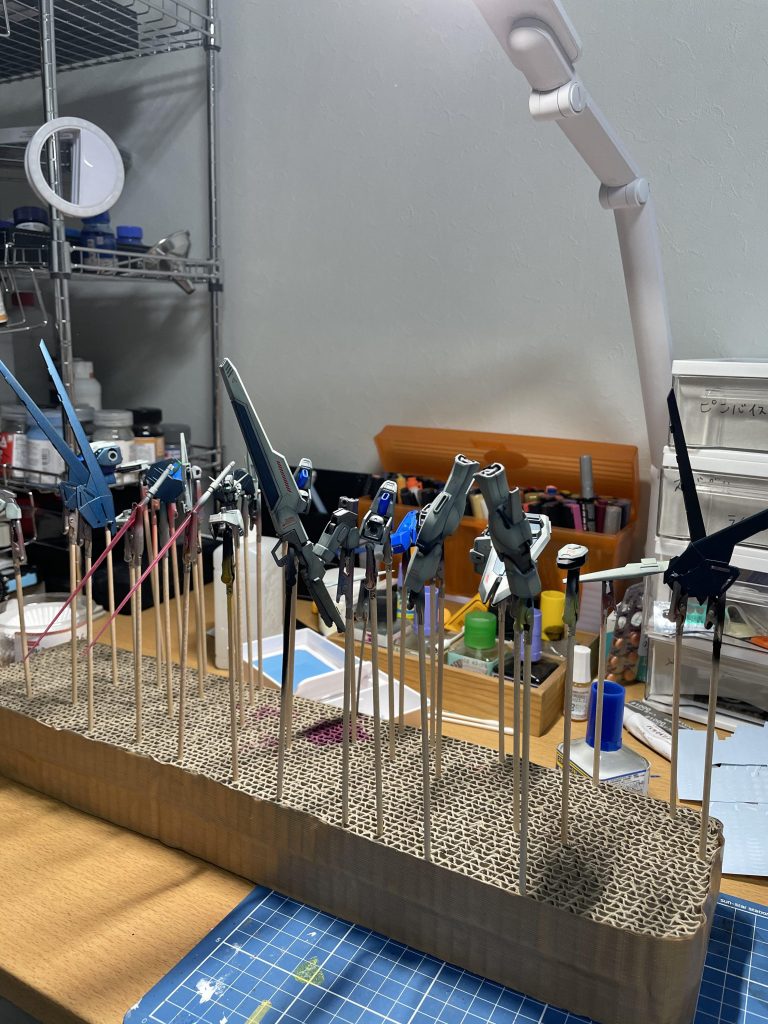デカールを貼ってスムースクリアつや消し。ここまでで14時間超。ここで、リナーシタウイング部のパーツ2つを塗装せずランナーに残していたことが判明。泣きながら処理と塗装。仮組みしなかったツケがここで出ました。ちなみにサーベルの柄も途中で無くしてジャンクから必死で探したらありました。過去の俺に感謝。