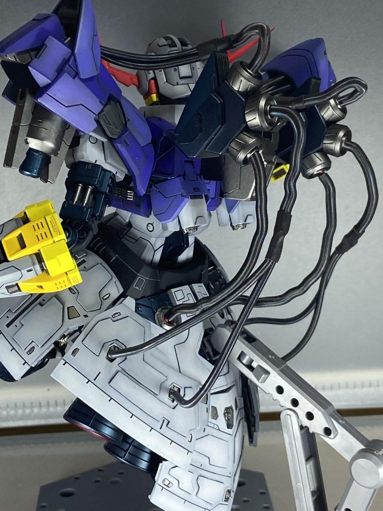 背部ランドセルを自作し、そこからエネルギーチューブが伸びている感じで制作を行いました👍