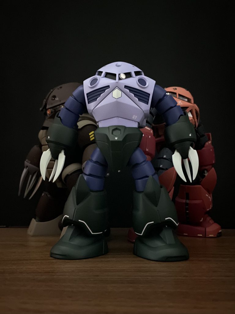 脚部のラインマーキングはRGズゴックや大河原さんのイラストを参考にして貼りましたが、しっくり来なかった為、一度はがして今のカタチで貼りなおしました。