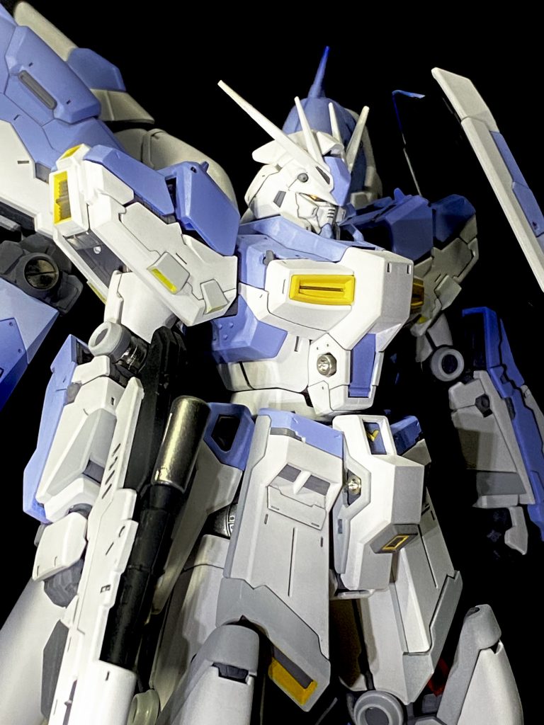 上半身アップ。イケメンフェイスですね。ただ、ツインアイは覗き込まないと見えないほどつぶらな瞳wあと分かりにくいですが、バーニア内部は黄色で塗装してます。