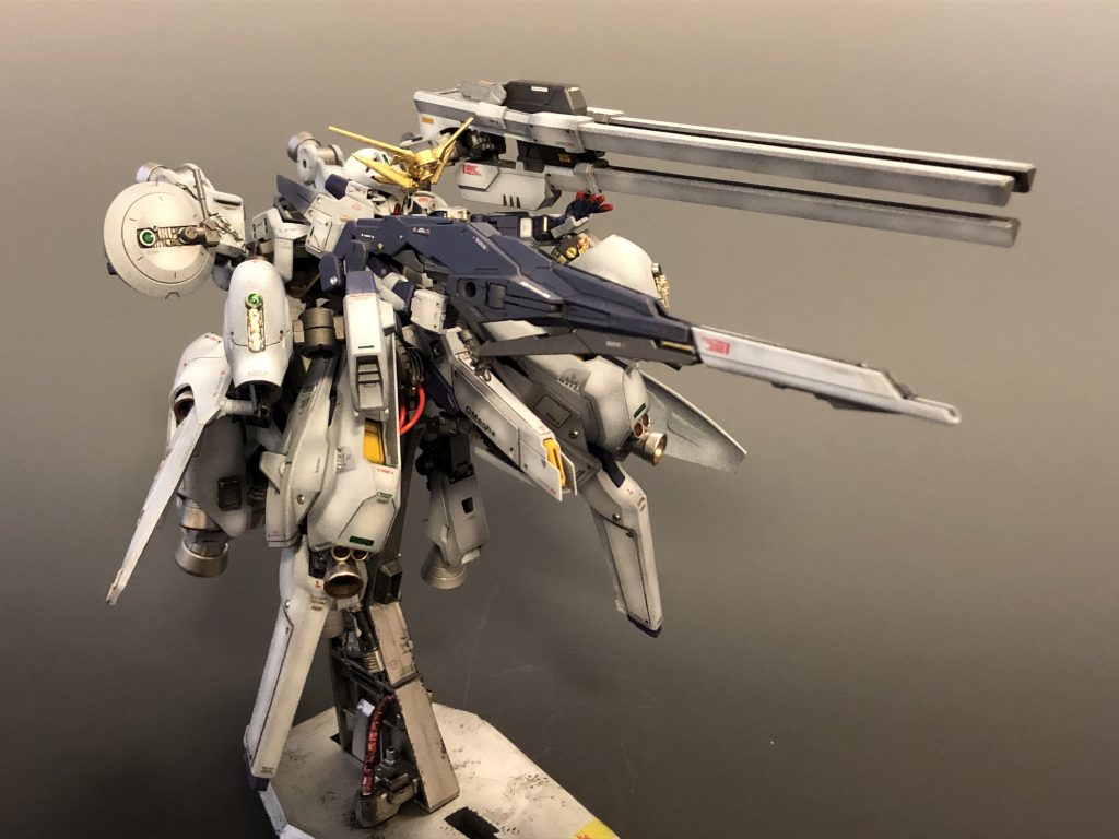 肩に担いだレールガンで射撃姿勢。逆側に増設したセンサーユニットでの狙撃が主な活躍どころ。