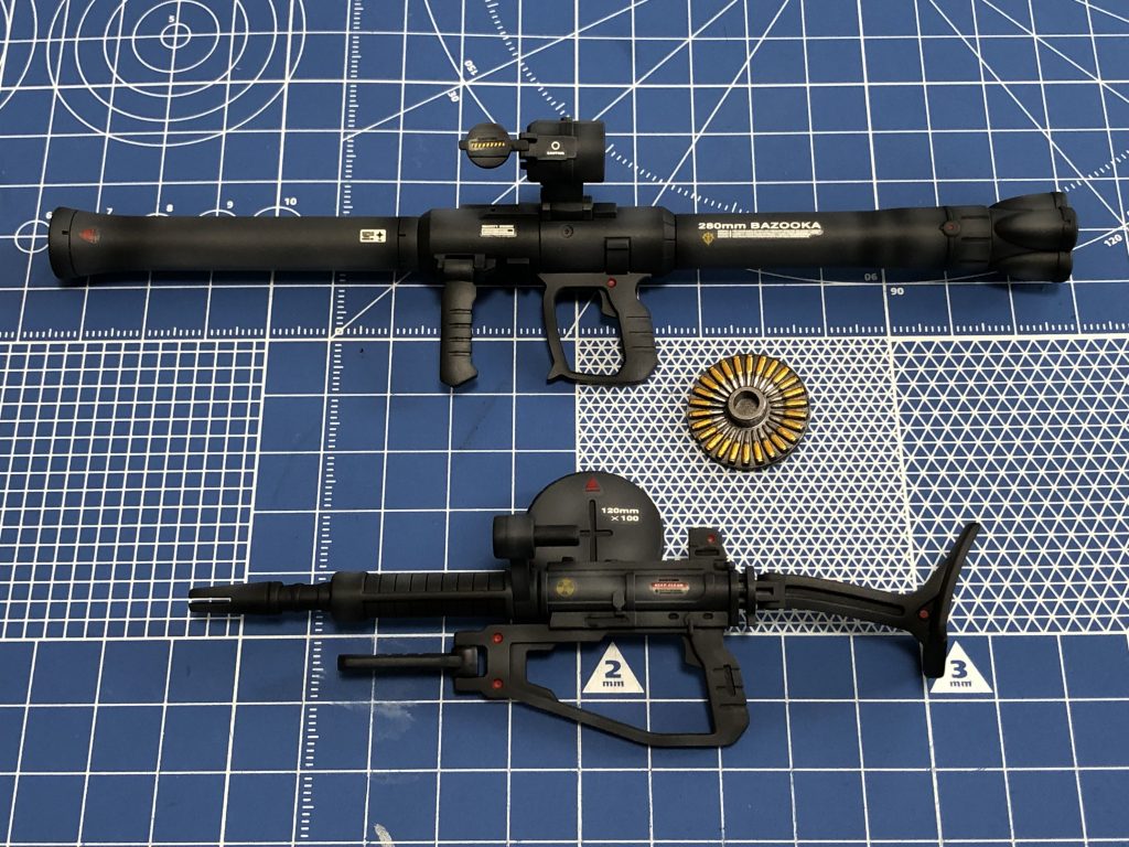 ザクマシンガンとバズーカ。マシンガンの薬莢は筆塗りしましたが全て隠れてしまうとは😭こんな所までこだわるバンダイさんの本気を見た気がします✨バズーカは腰にマウント出来るみたいですがバランス難しくすぐに落下しませんか?🤔いずれにせよ楽しいキットで不動の人気がある理由が良く分かりました。長々と失礼しました。最後まで読んで頂きありがとうございました🙇♂️