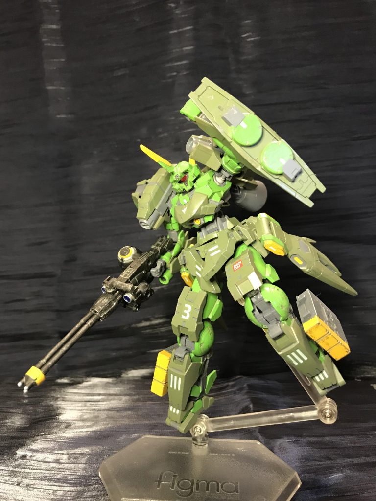 30MMは組み換え出来なくなる場合もあるので切り貼りしちゃいけないって思い込みがあったのですが、それを守ってるとやりたい事の壁にぶち当たるので一部切り貼りしてます。モノアイガードの顎部分の形状変更と膝、足首のジョイント追加くらいですが。