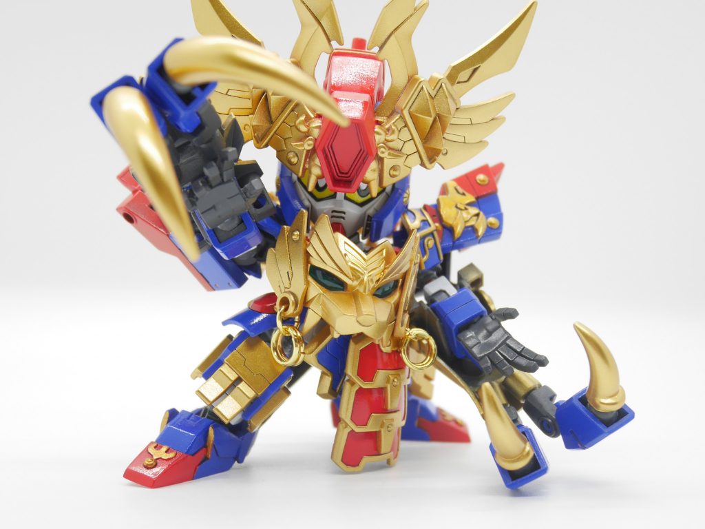 胸の獣面(ライガーグレア)と頭部のハイメガキャノンを四本の指に発生する磁場(プラフスキーパワーゲート)を通す事で、砲撃出力を上げる事が出来る。