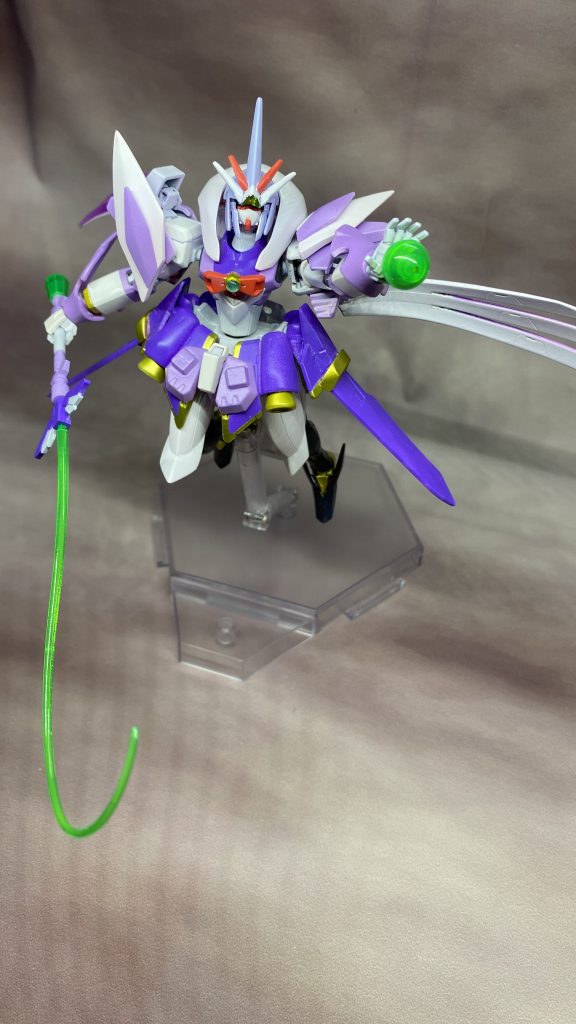 手持ちの武器は30MMのカスタムウェポン(魔法武装)からでそのままでは取り回しづらかったので握りやすい真っ直ぐな持ち手部分のみを切り離してステッキな形で使用し、切り離した箇所には杖の逆位置の先端部を移植してエフェクトパーツを使えるようにしました。