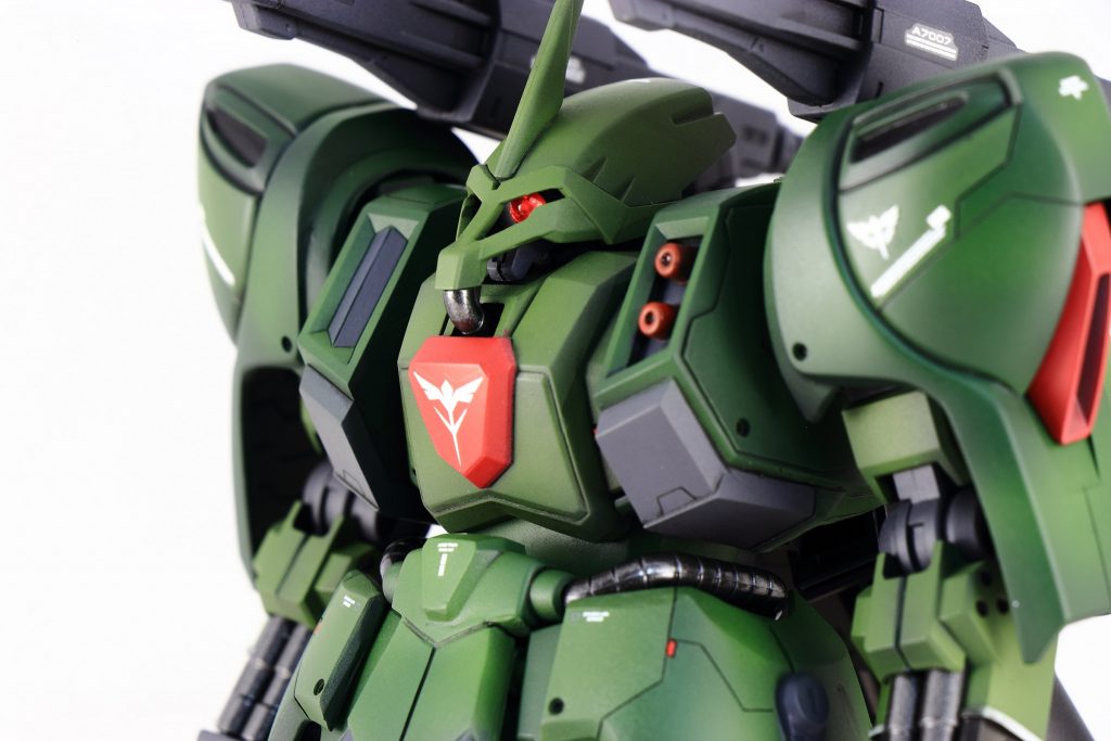 モノアイはHアイズを使用。胴体部分は胸に厚みが欲しかったので胴体胸パーツを前方方向に1mm幅増ししました。