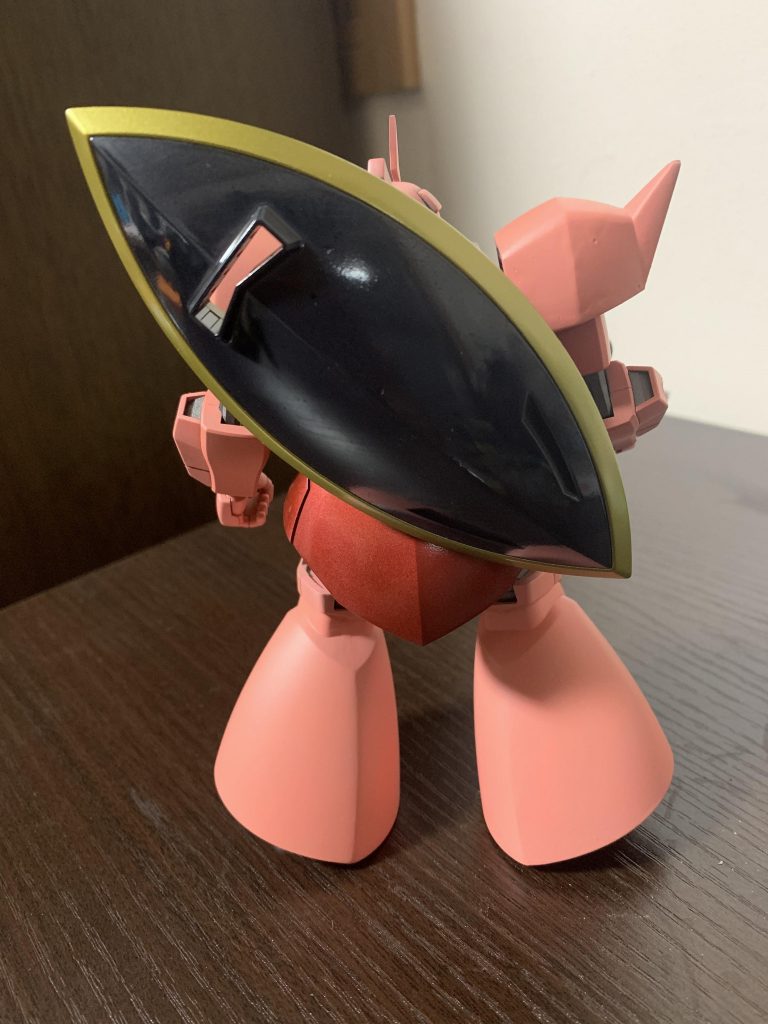背面シールド、胴体の赤部分、脚部の黒部分はキャンディ塗装&光沢スプレーです。