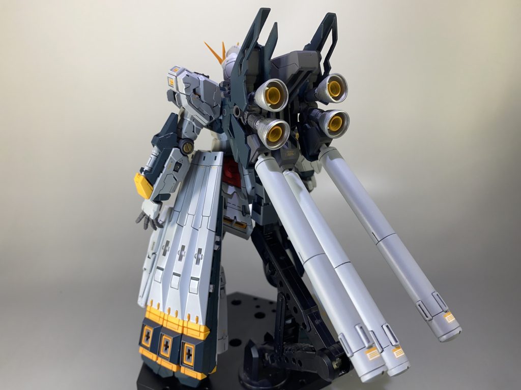 中央のプロペラントタンクはスクラッチで。スラスターにシナンジュスタインのものを使っていますが基部はプラ板の箱組みです。