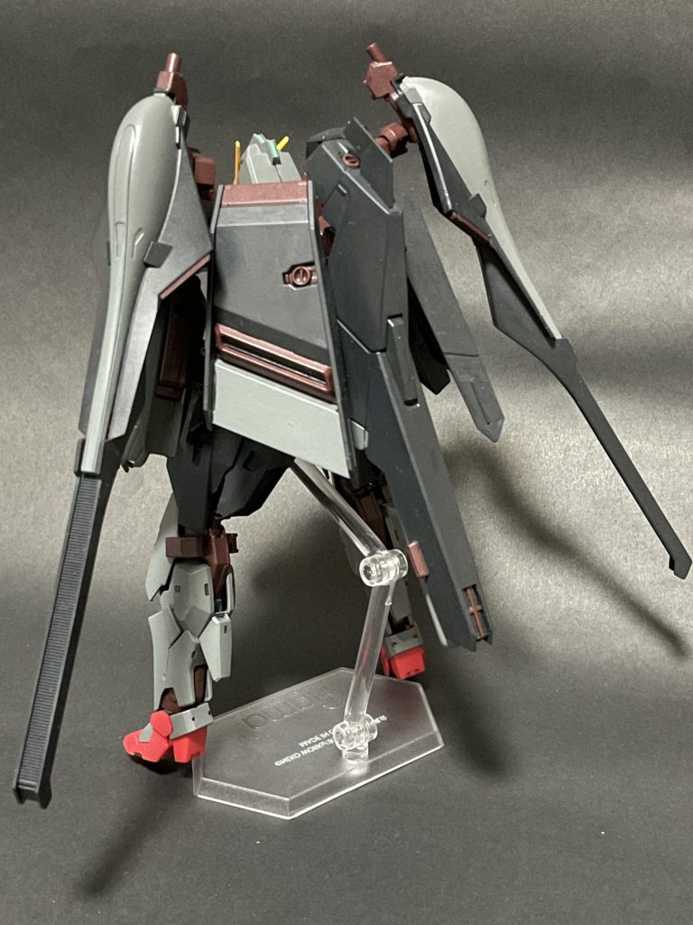 ガンダムTR-6 ハイゼンスレイII・Plus グリプス戦役後にエゥーゴ=連邦軍がTR-6のデータを接収し、検証のために再構成した機体…的なIFです。(シルヴァ・バレトに近い感じです)グリプス戦役から第一次ネオジオン抗争にてMSは大型化・高火力化していったが、その後、人型としての汎用性を重視した方向性に回帰。TR-6、とりわけ“MSクラスの中で“高い性能を持つ「ハイゼンスレイII」に着目した連邦軍技術部は、検証目的に機体を再構成。変形機構を廃し、専用の四肢に換装。各部にムーバブルフレームを追加することで、人型としての汎用性と強靭さを高めた機体となる。xxxxxxxxxxxxxxxxxxxxxxxxxxxリアルの多忙もあり、1年ぶりの投稿になりました。今回の投稿はハイゼンスレイIIになります。ハイゼンスレイIIは人型から外れた姿形が特徴的な機体ですが、敢えて人型に戻す方向性で作成しました。外装に大きな変更は加えず、内部フレームを弄ってプロポーションを変更する工作がメインになりました。