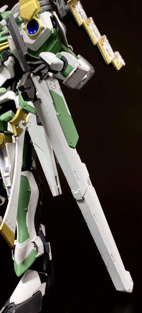 背部の鞘は多重アームで接続することで前まで持って来れるようにしてあり、自然な抜刀ポーズが決まるようにしてあります。この鞘はコトブキヤのサムライマスターソードを加工したもので、シンプルかつメカニカルなイメージになるよう工夫してみました。