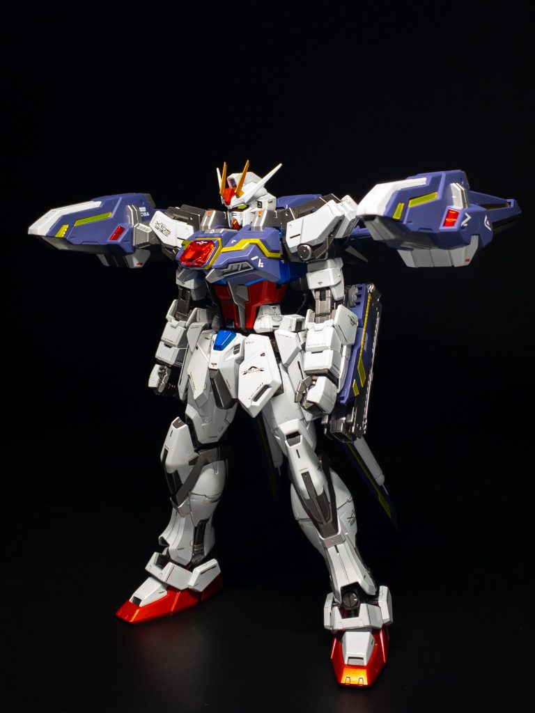 ストライク本体はプレバンのパーフェクトストライクに付属するチタニウムフィニッシュ版です。チタニウムフィニッシュの部分はそのまま活かし、関節をガンメタル、その他の色はキャンディメタリックで仕上げています。チタニウムフィニッシュのキットは成形色部分を塗装すると見違えます。
