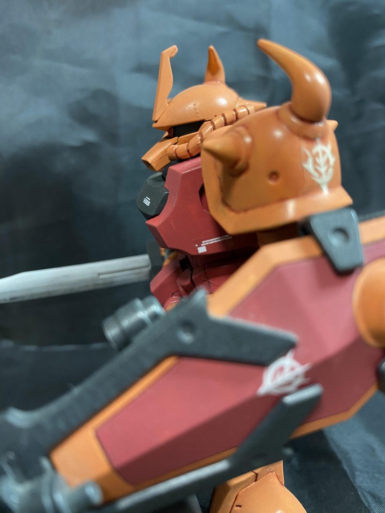 横からバストアップ!なぜこの配色にしたのか?ガンダムカラーのマラサイ用を使ったらこうなりました。ハイネカラーのグフイグナイテッドなんて全く眼中になかったんですけど!被ってました。