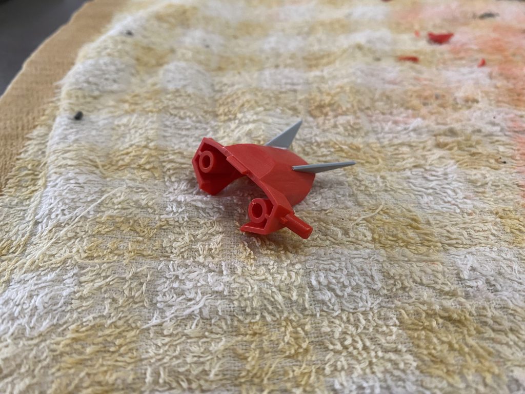 背中の小羽根はキットのままだと小さく丸まっていたので、プラ板から切り出し、大きく薄く作り直しました