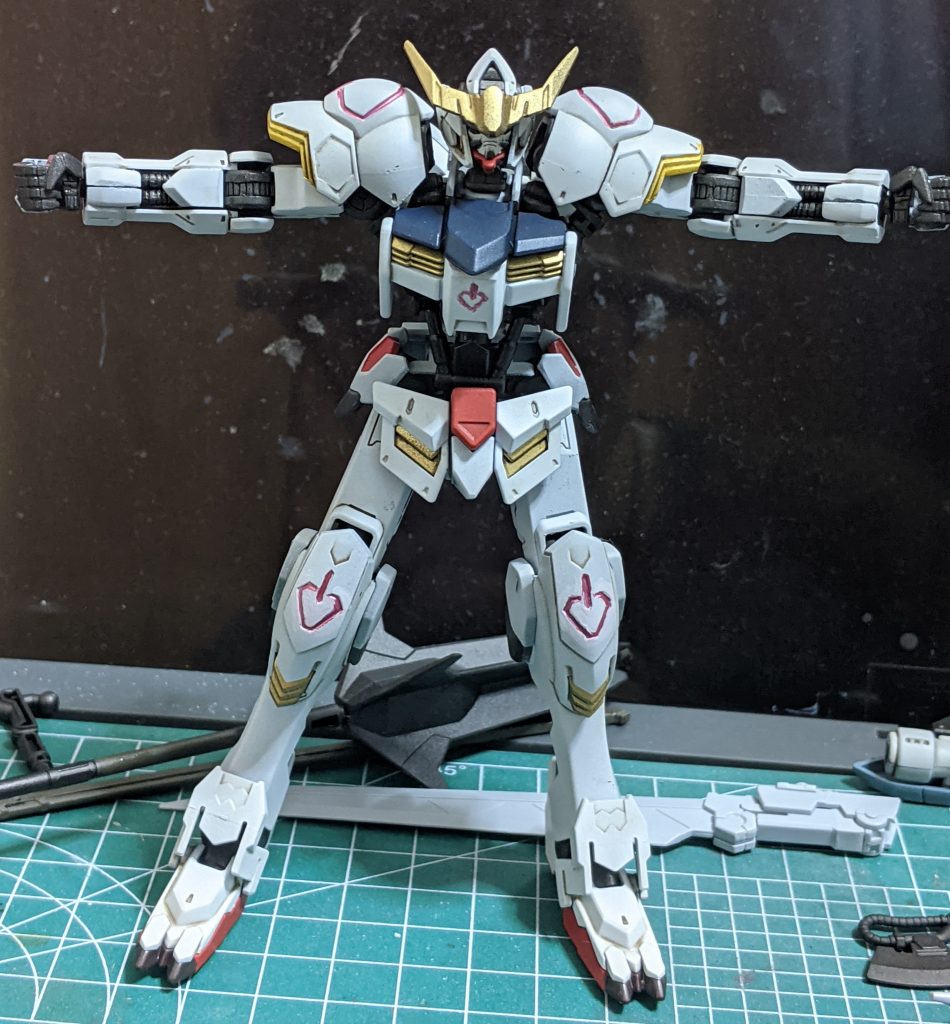 乾燥後に組み立てながら必要な箇所は部分塗装を面相筆を使い塗り分けました😄その後にウェザリング塗料のグランドブラウンを使用してスミ入れし、仕上げにつや消しトップコートを吹きかけて完成させました❗仕上げ中にバルバトスが倒れるトラブルが起きましたが、何とか問題なかったのでそのまま、進めました😄