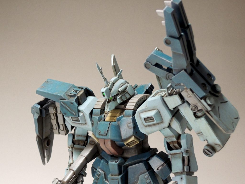 頭部は旧キットのSガンダムの頭にモノアイを突っ込みました。