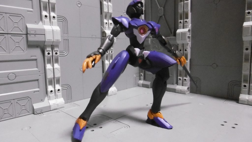 対空戦においては有効な武器が無いものの、素の機動力を上げた軽いフットワークで弾切れを誘い、地上に接近してきた所を襲撃。へたり易いフロントアーマーを短くした事で、脚部の可動域を向上。レドームは「敵の動きを先読み回避」する目的も兼ねています。